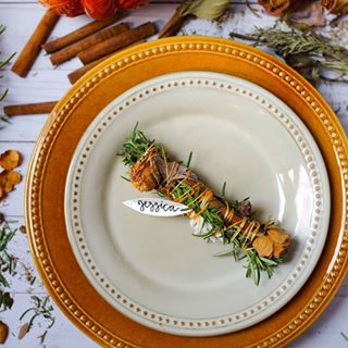 It's cooooold outside! You know what that means... gather yer friends around cuz it's time for a Friendsgiving!! I chose Love, the first Fruit of the Spirit in my Season of Simplicity series, to show you how to make Rosemary & Cinnamon Bundles (aka smudge sticks). Such a pretty way to decorate your Friendsgiving table! The how-to is up on the blog today. Check them out and spread the Love :) ⠀⠀⠀⠀⠀⠀⠀⠀⠀
#planoly #theeverygirl #chasinglight #peoplescreatives #realfolklife #makemoments #livethelittlethings #liveauthentic #pursuepretty #creativityfound #choosejoy #thatsdarling #craftsofinstagram #crafts #diy #makersgonnamake #createeveryday #smudgestick #driedflowers #herbs #seasonofsimplicity #friendsgiving #tablescapes