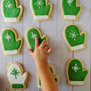 Happy Thanksgiving! At my house we're prepping, baking, and just all around feeling festive! If you're in need of a quick and easy sugar cookie recipe, head on over to the blog. Otherwise, I hope you get to relax, eat lots of everything, and feel the gratitude settle in! ⠀⠀⠀⠀⠀⠀⠀⠀⠀
#planoly  #theeverygirl #chasinglight #peoplescreatives #realfolklife #makemoments #livethelittlethings #liveauthentic #pursuepretty #creativityfound #choosejoy #thatsdarling #craftsofinstagram #crafts #diy #makersgonnamake #createeveryday #happythanksgiving #sugarcookies #thankful